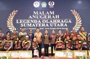 Pj Gubernur Sumut Beri Penghargaan ke Para Legenda Olahraga Sumut