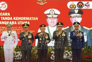 Kapolri Beri Bintang Bhayangkara Utama ke Panglima dan 3 Kepala Staf TNI