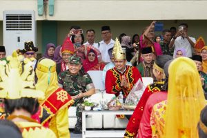 Bersama Belasan Ribu Guru Berbusana Adat Tradisional, Bobby Nasution Peringati Hari Guru Nasional