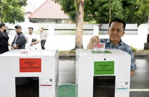 Pj Gubernur Sumut Agus Fatoni Gunakan Hak Pilihnya di TPS 01 Medan Polonia