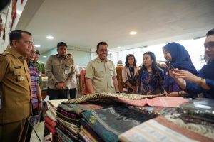 Bentuk Dukungan Terhadap UMKM, Bobby Nasution Dampingi Mendag Tinjau Galeri Ulos Sianipar