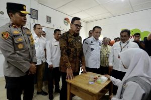 Pj Gubernur Sumut Bersama Wamendagri Luncurkan Makan Sehat Bergizi