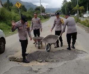 Cegah Laka Lantas, Polisi di Aceh Tengah Tambal Jalan Rusak Berlubang