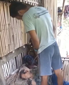 Viral Aksi Pria Kencingi Wajah Perempuan Lansia
