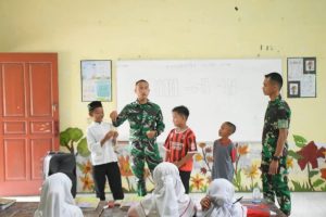 Tidak Hanya Jaga Keamanan, Brigif 25/Siwah Ajarkan Matematika Metode Gasing Kepada Pelajar