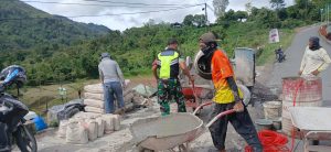 Atasi Kesulitan Rakyat, Babinsa Bantu Perbaikan Jalan