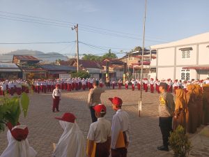 Jadi Pembina Upacara, Kanit Binmas Polsek Bebesen Ajak Siswa Hindari Bullying dan Perilaku Negatif