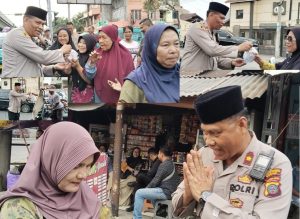 Polsek Patumbak Bagi Takjil Sekaligus dengan Humanis Himbau Pengendara Tertib Berlalu Lintas