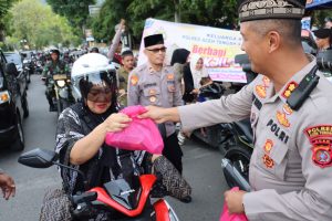 Peduli Terhadap Sesama, Kapolres Aceh Tengah dan Jajarannya Bagi Takjil kepada Masyarakat