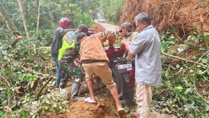 Bencana Tanah Longsor Di Linge, Personil Koramil 05/Linge Sigap Lakukan Penanganan Awal