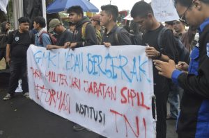 Demo di DPRD Sumut untuk Menolak RUU TNI, GMKI Medan Tuntut TNI Kembali ke Barak