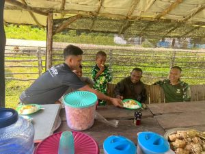 Hangatkan Suasana Lebaran, Prajurit Yonif 501 Kostrad Bagikan Ketupat dan Opor Ayam Gratis di Papua