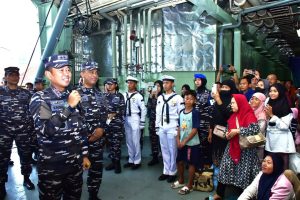 KRI Banjarmasin-592 Tuntaskan Arus Balik Program Mudik Gratis TNI AL Tahun 2025