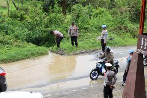 Meski Diguyur Hujan, Polres Aceh Tengah Terus Berikan Pelayanan Bagi Pemudik dan Pengunjung Wisata