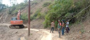 Danramil 05/Linge Pimpin Anggotanya Bersihkan Material Longsor di Delung Sekinel