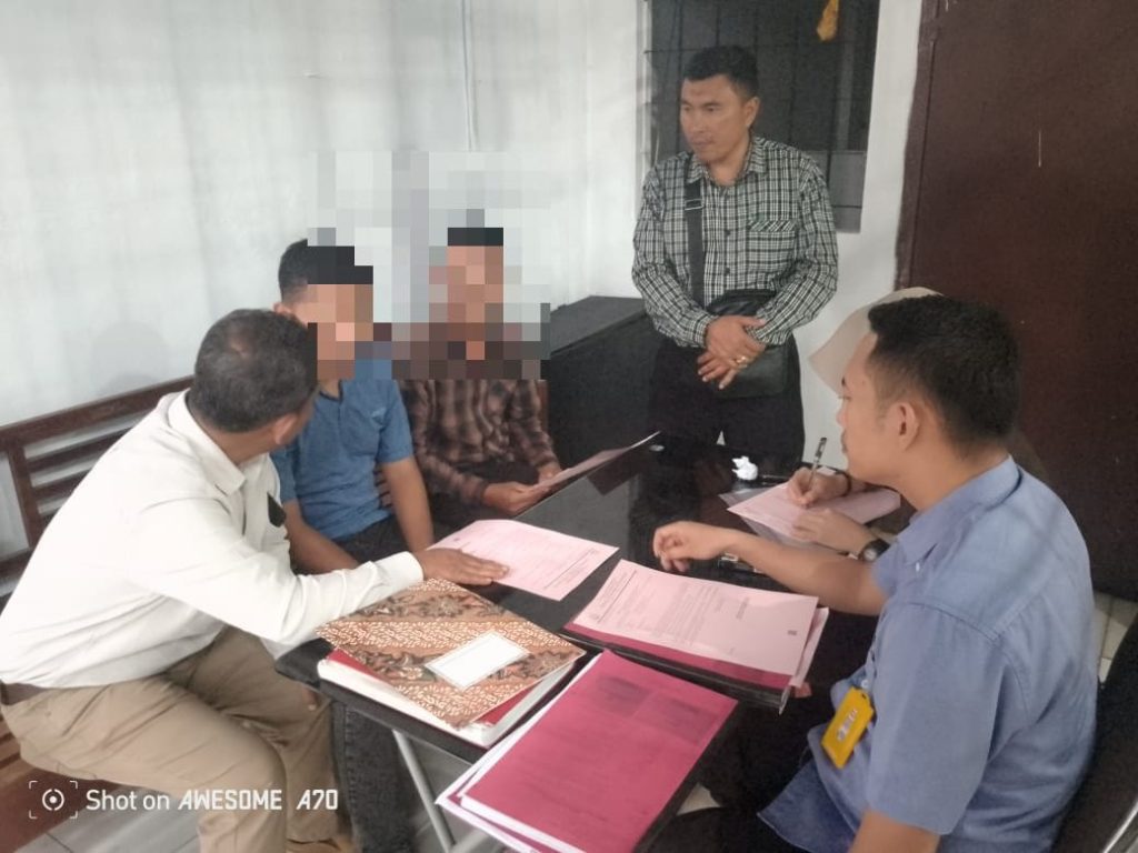 Penyidik Unit PPA Polres Aceh Tengah Serahkan Dua Tersangka Pengeroyokan Serta BB ke JPU