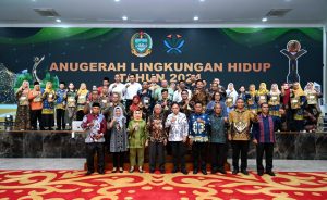 Wagub Sumut Surya Serahkan Penghargaan Lingkungan Hidup 2024, Tiga Perusahaan Dapat Kategori Emas