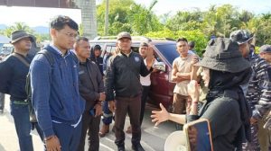 Warga Tapteng Blokade Jalan Masuk PLTU Labuhan Angin