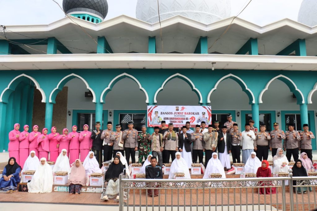 Kapolres Aceh Tengah Laksanakan Shalat Idul Adha dan Salurkan Bantuan Sosial untuk Warga