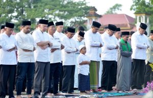Gubernur Bobby Nasution dan Wagub Surya Salat Iduladha 1446 Hijriah Bersama Ribuan Masyarakat Deli Serdang