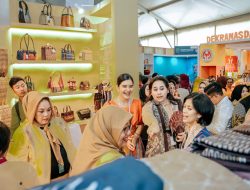 HUT ke-45 Dekranas di Balikpapan, Stan Sumut Pamerkan Tas, Songket, Baju Motif Khas Daerah