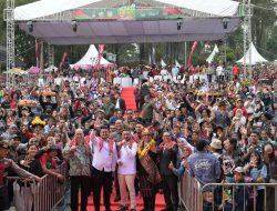 Buka Festival Pesta Bunga dan Buah Tanah Karo 2025, Gubernur Bobby Nasution Disambut Meriah Warga