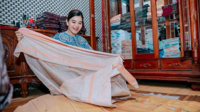 Kahiyang Ayu Kunjungi Rumah Tenun Nadira, Dukung Wastra Khas Tabagsel