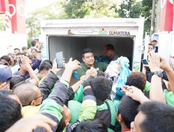Aksi Spontan Gubernur Sumatera Utara Bagikan Ratusan Paket Sembako ke Ojol