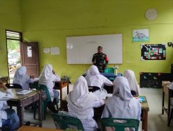 Tanamkan Rasa Cinta Tanah Air, Babinsa Beri Wawasan Kebangsaan ke Siswa di Aceh