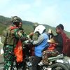 Gelar Jum’at Berkah, Satgas Yonif 112/DJ Bagikan Makanan Bergizi Gratis Untuk Warga Papua
