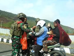 Gelar Jum’at Berkah, Satgas Yonif 112/DJ Bagikan Makanan Bergizi Gratis Untuk Warga Papua