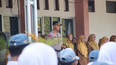 Polres PPU Hadir Sebagai Pembina Upacara Serentak di Sekolah, Wujudkan Generasi Disiplin dan Cinta Tanah Air