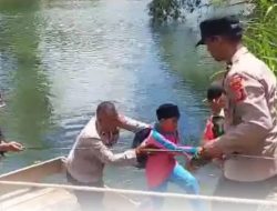 Polri Hadir untuk Masyarakat, Polsubsektor Rusip Antara Bantu Anak Sekolah dan Warga Menyeberang Sungai dengan Rakit