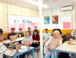 Assoc Prof Dr. Rudi Sinaga Dampingi Mahasiswa Menjabarkan Praktek Mata Kuliah Pancasila di Luar Kampus