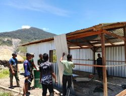 Satgas Yonif 112/DJ Bersama Masyarakat Kampung Kalome Bangun Aula Gereja Secara Swadaya