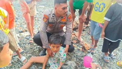Aksi Cepat Personel Polres Aceh Selatan Selamatkan Anak Tenggelam di Laut Tapaktuan