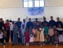 Satgas Yonif 112/DJ Ibadah Bersama Masyarakat dan Bagikan Alkitab di Puncak Jaya