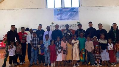 Satgas Yonif 112/DJ Ibadah Bersama Masyarakat dan Bagikan Alkitab di Puncak Jaya