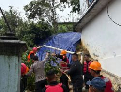 Polresta Balikpapan Bersama Instansi Terkait Lakukan Evakuasi Warga Terdampak Longsor Akibat Cuaca Ekstrem