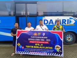 Sat Lantas Polres Pelabuhan Belawan Sosialisasikan Ops Zebra Toba 2025 kepada Supir Bus Damri