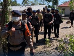 Brimob Polda Aceh Tembus Desa Terisolir, Salurkan Logistik Dengan Berjalan Kaki