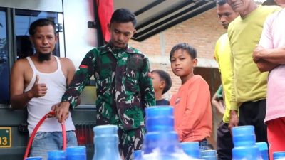 Kodim 0104/Aceh Timur Hadirkan Air Bersih Siap Minum Bagi Warga Terdampak Banjir di Kota Langsa