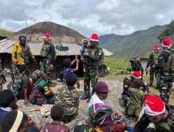 Menyambut Perayaan Natal, Satgas Yonif 112/DJ Berbagi Kasih di Puncak Jaya