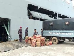 Dukung Logistik Bagi Warga Terdampak Bencana Alam, KRI Makassar-590 Tiba di Pelabuhan Krueng Geukueh