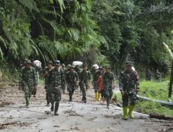 Berjalan Kaki, TNI Salurkan Logistik ke Desa Bonan Dolok – Tapanuli Tengah