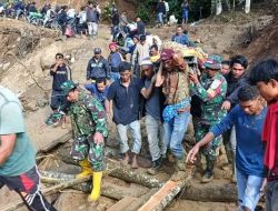 Aksi Kemanusiaan di Tengah Akses Terputus, Satgas Bencana Evakuasi Jenazah Warga Lewat Jalur Darurat
