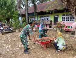 Banjir Berlalu, Babinsa dan Guru Satukan Tenaga Bersihkan Sekolah