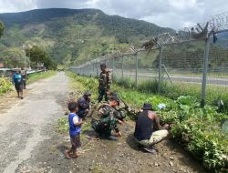 Satgas Yonif 112/DJ Laksanakan Anjangsana dan Gotong Royong di Puncak Jaya