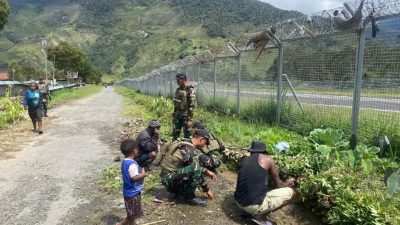 Satgas Yonif 112/DJ Laksanakan Anjangsana dan Gotong Royong di Puncak Jaya
