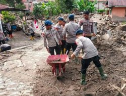 Polsek Silih Nara dan Brimob Polda Aceh Lanjutkan Gotong Royong di Lokasi Bencana